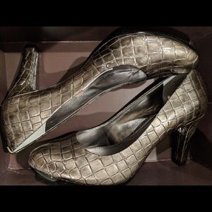 NWT silver/gray heels
